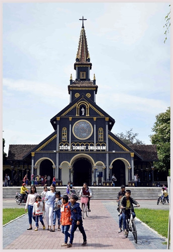 Tháp chuông phía mặt chính nhà thờ.