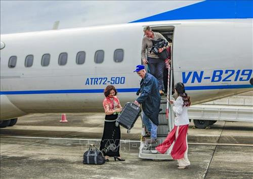 Những vị khách quốc tế đầu tiên bước xuống sân bay Điện Biên Phủ. Ảnh: Xuân Tư – TTXVN Những vị khách quốc tế đầu tiên bước xuống sân bay Điện Biên Phủ. Ảnh: Xuân Tư – TTXVN
