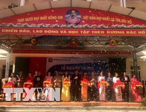 Phó Tổng Giám đốc Petrolimex Nguyễn Văn Sự và lãnh đạo huyện Đồng Văn cắt băng khánh thành Trường phổ thông dân tộc bán trú tiểu học xã Lũng Cú. Ảnh: Anh Nguyễn - TTXVN Phó Tổng Giám đốc Petrolimex Nguyễn Văn Sự và lãnh đạo huyện Đồng Văn cắt băng khánh thành Trường phổ thông dân tộc bán trú tiểu học xã Lũng Cú. Ảnh: Anh Nguyễn - TTXVN
