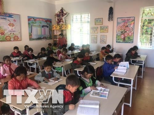 Lớp học mới đạt chuẩn giáo dục tại Trường phổ thông dân tộc bán trú tiểu học xã Lũng Cú. Ảnh: Anh Nguyễn - TTXVN Lớp học mới đạt chuẩn giáo dục tại Trường phổ thông dân tộc bán trú tiểu học xã Lũng Cú. Ảnh: Anh Nguyễn - TTXVN