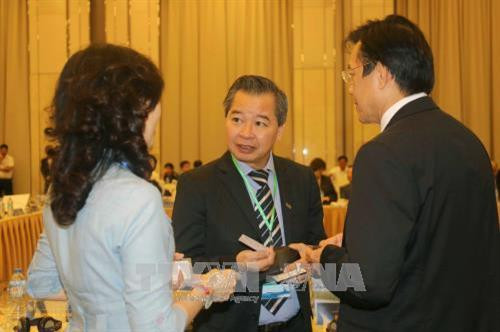 Các đại biểu tham gia thảo luận bên lề Hội thảo. Ảnh: Thanh Vũ - TTXVN Các đại biểu tham gia thảo luận bên lề Hội thảo. Ảnh: Thanh Vũ - TTXVN