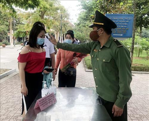 Du khách trước khi vào tham quan tại Khu di tích Kim Liên đều được đo thân nhiệt để đảm bảo việc phòng chống dịch COVID-19. Ảnh: Tá Chuyên - TTXVN Du khách trước khi vào tham quan tại Khu di tích Kim Liên đều được đo thân nhiệt để đảm bảo việc phòng chống dịch COVID-19. Ảnh: Tá Chuyên - TTXVN