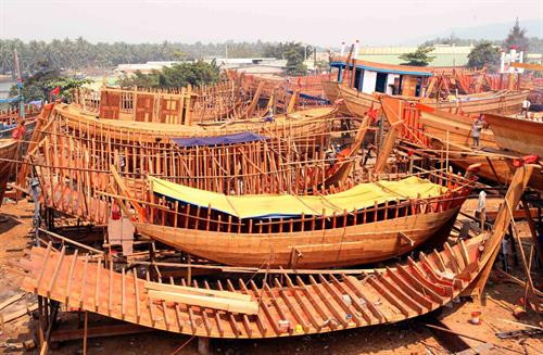Đóng mới tàu vỏ gỗ tại Bình Định. Ảnh: Vũ Sinh - TTXVN Đóng mới tàu vỏ gỗ tại Bình Định. Ảnh: Vũ Sinh - TTXVN