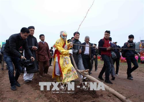 Tái hiện lại cảnh nhà Vua xuống đồng cày ruộng đầu năm mới tại lễ hội. Ảnh: Quý Trung – TTXVN