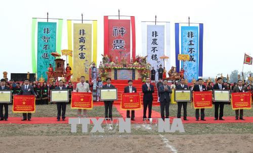 Trao chứng nhận Nông thôn mới cho các xã đạt đủ tiêu chuẩn tại lễ hội. Ảnh: Quốc Khánh – TTXVN