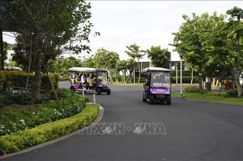 Nhân viên tại Khu du lịch Oceanami huyện Đất Đỏ đón khách đến tham quan, nghỉ dưỡng. Ảnh: Hoàng Nhị - TTXVN Nhân viên tại Khu du lịch Oceanami huyện Đất Đỏ đón khách đến tham quan, nghỉ dưỡng. Ảnh: Hoàng Nhị - TTXVN