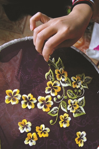 Nghề thêu có ở nhiều địa phương nhưng đạt đến trình độ tinh xảo và kỹ thuật điêu luyện thì không đâu bằng người làng Quất Động ở xã Quất Động, huyện Thường Tín (Hà Nội)