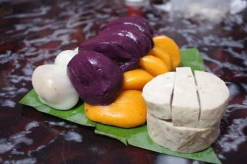 Những chiếc bánh giầy cẩm, bánh giầy gấc với màu sắc đẹp mắt, hương vị đặc trưng được nhiều người yêu thích. Những chiếc bánh giầy cẩm, bánh giầy gấc với màu sắc đẹp mắt, hương vị đặc trưng được nhiều người yêu thích.