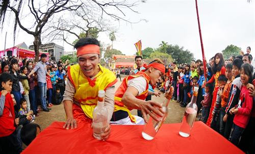 Kéo co ngồi là một trò trình diễn nghi lễ trong hội làng tại đền Quán Thánh, phường Thạch Bàn, quận Long Biên, thành phố Hà Nội Chạy thi lấy nước nấu cơm cùng với chạy cờ, kéo mỏ và vật thờ là 4 trò trình diễn luôn được thực hành mang tính nghi lễ trong hội đền Vua Bà ở Sóc Sơn. Một trận đấu kéo mỏ rất quyết liệt với sự chứng kiến của đông đảo khán giả Kéo song là món ăn tinh thần không thể thiếu của người dân 3 làng Hương Canh, Ngọc Canh và Tiên Canh tỉnh Vĩnh Phúc mỗi khi xuân về. Chân dung các song thủ trong một trận kéo song, họ luôn cống hiến hết sức vì màu cờ sắc áo. Các song thủ đứng hàng đầu ở các đội thường có sức khỏe rất tốt, đạp chân vào cột để giữ thăng bằng và để tăng thêm lực Sợi song bị ghìm, bị kéo qua kéo lại sát lỗ cột đến mức nóng bỏng bốc khói. Do bàn tay bàn chân luôn va chạm vào cột và sợi dây song nên thương tích là điều không tránh khỏi Trận đấu đầy kịch tính diễn ra tại huyện Bắc Hà tỉnh Lào Cai của 2 đội nữ người dân tộc Tày và dân tộc Dao. Các bé thiếu nhi luôn nhiệt tình và rất hứng khởi với trò chơi kéo co ở tỉnh Phú Thọ. Các đồng chí bộ đội tỉnh Đắk Lắk đang tung hết sức mình cùng với bà con trong trận chung kết kéo co Niềm vui của đội kéo co Mạn Đường khi chiến thắng