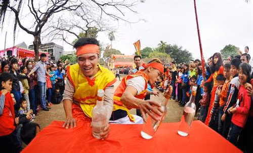 Kéo co ngồi là một trò trình diễn nghi lễ trong hội làng tại đền Quán Thánh, phường Thạch Bàn, quận Long Biên, thành phố Hà Nội Chạy thi lấy nước nấu cơm cùng với chạy cờ, kéo mỏ và vật thờ là 4 trò trình diễn luôn được thực hành mang tính nghi lễ trong hội đền Vua Bà ở Sóc Sơn. Một trận đấu kéo mỏ rất quyết liệt với sự chứng kiến của đông đảo khán giả Kéo song là món ăn tinh thần không thể thiếu của người dân 3 làng Hương Canh, Ngọc Canh và Tiên Canh tỉnh Vĩnh Phúc mỗi khi xuân về. Chân dung các song thủ trong một trận kéo song, họ luôn cống hiến hết sức vì màu cờ sắc áo. Các song thủ đứng hàng đầu ở các đội thường có sức khỏe rất tốt, đạp chân vào cột để giữ thăng bằng và để tăng thêm lực Sợi song bị ghìm, bị kéo qua kéo lại sát lỗ cột đến mức nóng bỏng bốc khói. Do bàn tay bàn chân luôn va chạm vào cột và sợi dây song nên thương tích là điều không tránh khỏi Trận đấu đầy kịch tính diễn ra tại huyện Bắc Hà tỉnh Lào Cai của 2 đội nữ người dân tộc Tày và dân tộc Dao. Các bé thiếu nhi luôn nhiệt tình và rất hứng khởi với trò chơi kéo co ở tỉnh Phú Thọ. Các đồng chí bộ đội tỉnh Đắk Lắk đang tung hết sức mình cùng với bà con trong trận chung kết kéo co Niềm vui của đội kéo co Mạn Đường khi chiến thắng