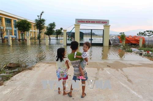 Trường mầm non Tuyết Nghĩa, huyện Quốc Oai ngập trong nước, trẻ em không thể đến trường. Ảnh: Thành Đạt – TTXVN Trường mầm non Tuyết Nghĩa, huyện Quốc Oai ngập trong nước, trẻ em không thể đến trường. Ảnh: Thành Đạt – TTXVN