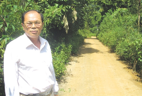 Ông Vũ Khắc Sự bên con đường tâm huyết mà ông và người dân bon Păng Sim góp công, của xây dựng Ông Vũ Khắc Sự bên con đường tâm huyết mà ông và người dân bon Păng Sim góp công, của xây dựng