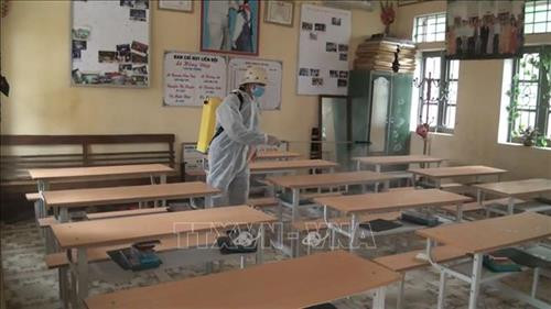 Phun hóa chất khử khuẩn tại Trường tiểu học thị trấn Càng Nàng, huyện Bá Thước. Ảnh: Hoa Mai - TTXVN Phun hóa chất khử khuẩn tại Trường tiểu học thị trấn Càng Nàng, huyện Bá Thước. Ảnh: Hoa Mai - TTXVN