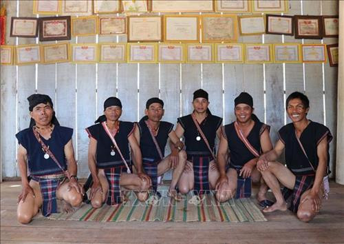 Truyền dạy văn hóa dân tộc cho thế hệ trẻ đang được người dân tộc thiểu số tại Gia Lai chú trọng. Ảnh: Hồng Điệp - TTXVN Việc bảo tồn giá trị văn hóa cồng chiêng sẽ kéo theo bảo tồn các giá trị văn hóa cộng đồng dân tộc thiểu số khác. Ảnh: Hồng Điệp - TTXVN Các đội cồng chiêng tại buôn làng thường xuyên tập luyện. Ảnh: Hồng Điệp - TTXVN Một đội diễn tấu cồng chiêng tại buôn làng dân tộc Bahnar huyện Kbang. Ảnh: Hồng Điệp - TTXVN Các vật dụng sinh hoạt của người dân được trưng bày trong nhà Rông văn hóa tại các làng. Ảnh: Hồng Điệp - TTXVN Truyền dạy văn hóa dân tộc cho thế hệ trẻ đang được người dân tộc thiểu số tại Gia Lai chú trọng. Ảnh: Hồng Điệp - TTXVN Việc bảo tồn giá trị văn hóa cồng chiêng sẽ kéo theo bảo tồn các giá trị văn hóa cộng đồng dân tộc thiểu số khác. Ảnh: Hồng Điệp - TTXVN Các đội cồng chiêng tại buôn làng thường xuyên tập luyện. Ảnh: Hồng Điệp - TTXVN Một đội diễn tấu cồng chiêng tại buôn làng dân tộc Bahnar huyện Kbang. Ảnh: Hồng Điệp - TTXVN Các vật dụng sinh hoạt của người dân được trưng bày trong nhà Rông văn hóa tại các làng. Ảnh: Hồng Điệp - TTXVN