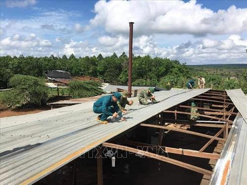 Lực lượng chức năng hỗ trợ người dân khắc phục hậu quả lốc xoáy. Ảnh: Đậu Tất Thành - TTXVN Lực lượng chức năng hỗ trợ người dân khắc phục hậu quả lốc xoáy. Ảnh: Đậu Tất Thành - TTXVN