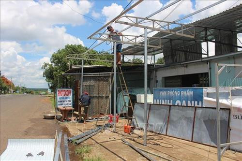 Lực lượng chức năng hỗ trợ người dân khắc phục hậu quả lốc xoáy. Ảnh: Đậu Tất Thành - TTXVN Lực lượng chức năng hỗ trợ người dân khắc phục hậu quả lốc xoáy. Ảnh: Đậu Tất Thành - TTXVN