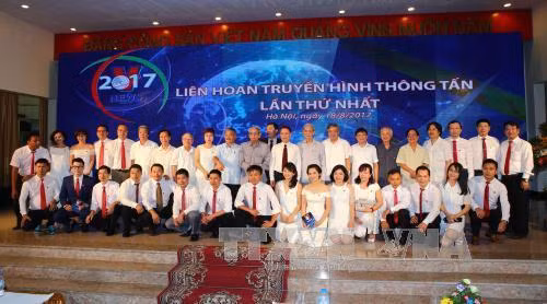 Các đại biểu chụp ảnh lưu niệm tại liên hoan. Ảnh: Danh Lam – TTXVN
