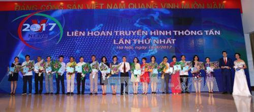 Ông Nguyễn Đức Lợi, Ủy viên Trung ương Đảng, Tổng Giám đốc Thông tấn xã Việt Nam trao hoa cho các đại diện tập thể có công hiến cho truyền hình. Ảnh: Danh Lam – TTXVN