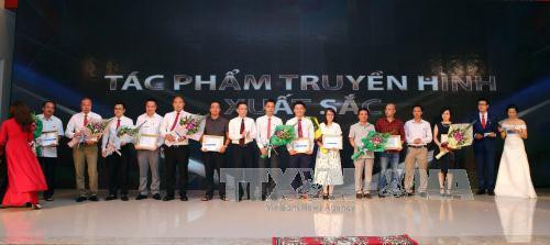 Ông Nguyễn Đức Lợi, Ủy viên Trung ương Đảng, Tổng Giám đốc Thông tấn xã Việt Nam trao giải Tác phẩm truyền hình xuất sắc cho các nhóm tác giả. Ảnh: Danh Lam – TTXVN