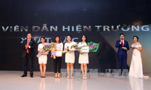 Ông Nguyễn Thiện Thuật, Giám đốc Trung tâm Truyền hình Thông tấn xã trao giải Phóng viên dẫn hiện trường xuất sắc. Ảnh: Danh Lam – TTXVN