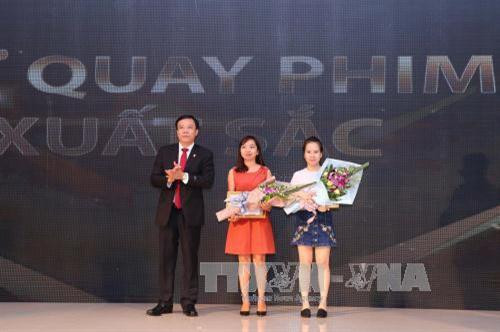 Ông Nguyễn Thiện Thuật, Giám đốc Trung tâm Truyền hình Thông tấn xã trao giải Phóng viên nữ quay phim xuất sắc. Ảnh: Danh Lam – TTXVN