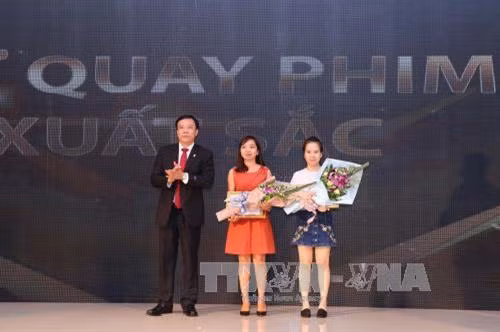 Ông Nguyễn Thiện Thuật, Giám đốc Trung tâm Truyền hình Thông tấn xã trao giải Phóng viên nữ quay phim xuất sắc. Ảnh: Danh Lam – TTXVN