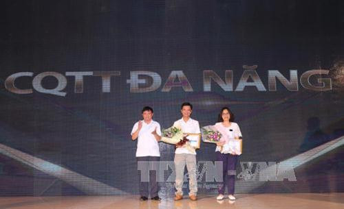 Ông Đinh Đăng Quang, Phó Tổng giám đốc Thông tấn xã Việt Nam trao giải Cơ quan thường trú đa năng. Ảnh: Danh Lam – TTXVN