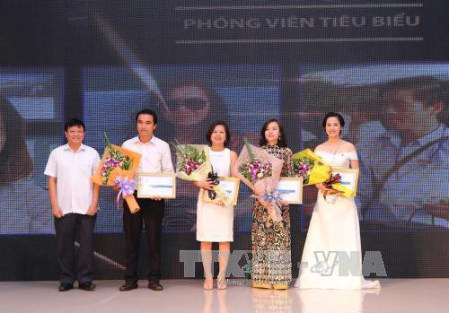 Ông Đinh Đăng Quang, Phó Tổng giám đốc Thông tấn xã Việt Nam trao giải Phóng viên tiêu biểu. Ảnh: Danh Lam – TTXVN