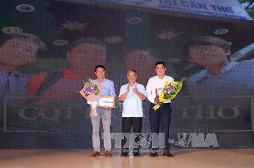 Ông Nguyễn Hoài Dương, Phó Tổng Giám đốc Thông tấn xã Việt Nam trao giải Cơ quan thường trú có nhiều sản phẩm truyền hình. Ảnh: Danh Lam – TTXVN