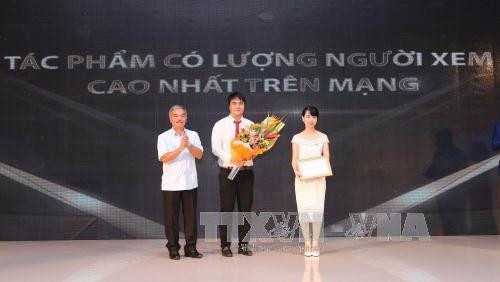 Ông Nguyễn Hoài Dương, Phó Tổng Giám đốc Thông tấn xã Việt Nam trao giải Tác phẩm có lượng người xem cao nhất trên mạng. Ảnh: Danh Lam – TTXVN