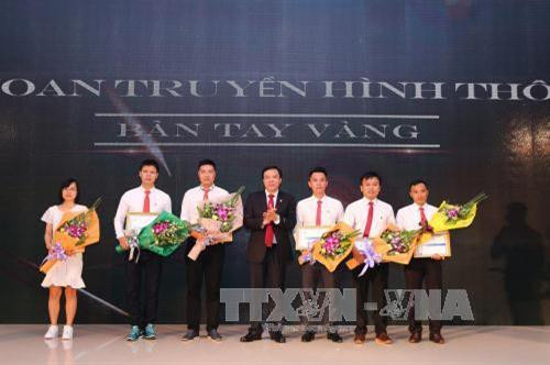 Ông Nguyễn Thiện Thuật, Giám đốc Trung tâm Truyền hình Thông tấn xã trao giải Bàn tay vàng. Ảnh: Danh Lam – TTXVN