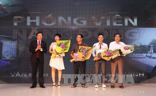 Ông Nguyễn Thiện Thuật, Giám đốc Trung tâm Truyền hình Thông tấn xã trao giải Phóng viên năng động. Ảnh: Danh Lam – TTXVN