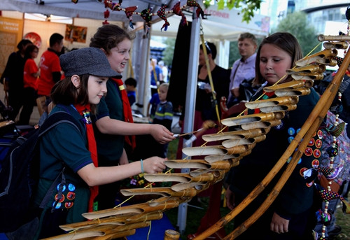 Hai cô gái Anh chơi thử đàn T'rưng, một nhạc cụ rất phổ biến của đồng bào các dân tộc Tây Nguyên ở Việt Nam