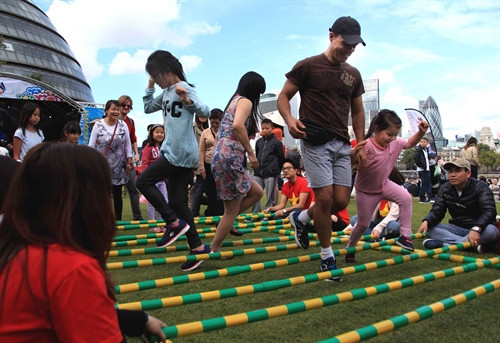 Cùng hòa mình trong điệu múa sạp của đồng bào Thái vùng Tây Bắc