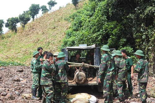 Các chiến sỹ công binh đưa quả bom lên xe vận chuyển tới địa điểm hủy nổ Các chiến sỹ công binh đưa quả bom lên xe vận chuyển tới địa điểm hủy nổ