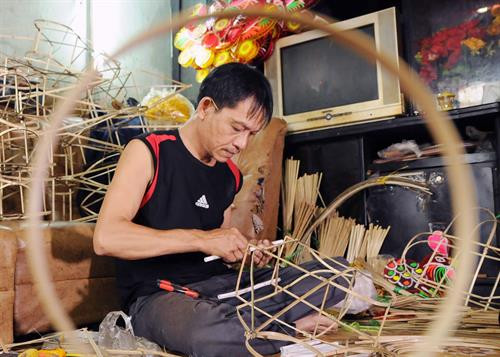 Công đoạn tạo hình cho lồng đèn.