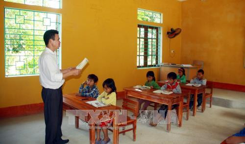 Thầy Nguyễn Trọng Tài với học sinh điểm trường Cọ Cỏm. Ảnh: Quang Cường – TTXVN Thầy Nguyễn Trọng Tài với học sinh điểm trường Cọ Cỏm. Ảnh: Quang Cường – TTXVN