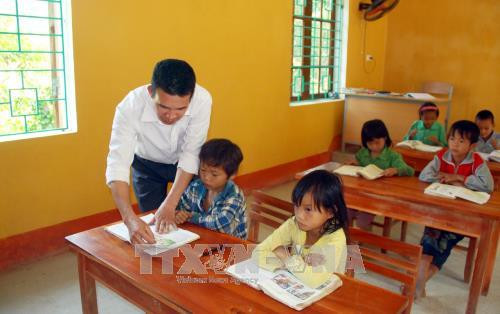 Thầy Nguyễn Trọng Tài với học sinh điểm trường Cọ Cỏm. Ảnh: Quang Cường – TTXVN Thầy Nguyễn Trọng Tài với học sinh điểm trường Cọ Cỏm. Ảnh: Quang Cường – TTXVN