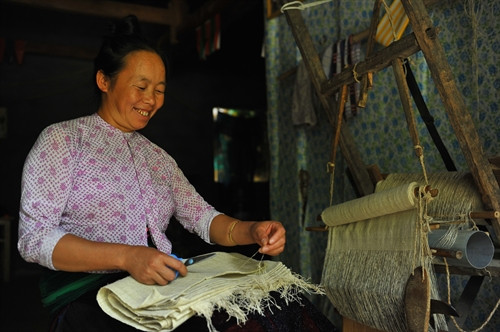 Trong và sau khi dệt vải những sợi lanh bị tơi sẽ được cắt đi tránh cho việc vải bị sờn.