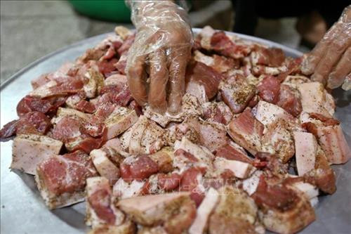 Bánh chưng Lỗ Khê nổi tiếng với vị đậm bùi của nhân bánh, vị thơm của lá dong quyện với nếp cái hoa vàng, nhất là độ rền, mịn của bánh. Ảnh: Minh Quyết – TTXVN Mỗi dịp gần tết, đơn hàng nhiều, cơ sở làm bánh chưng nhà bà Phạm Thị Lành phải thuê thêm người để gói bánh cho kịp, phục vụ khách hàng. Ảnh: Minh Quyết – TTXVN Sau khi đã ráo nước, lá dong được cắt bỏ phần cuống. Ảnh: Minh Quyết – TTXVN Gạo nếp cái hoa vàng được ngâm 1 giờ trước khi gói bánh. Ảnh: Minh Quyết – TTXVN Đậu xanh cũng được chọn lọc kỹ lưỡng và được ngâm 3 giờ trước khi gói bánh. Ảnh: Minh Quyết – TTXVN Thịt lợn làm nhân là thịt vai, tạo độ mềm và ngậy cho nhân bánh. Ảnh: Minh Quyết – TTXVN Ngoài bánh dài, còn có bánh chưng vuông được gói theo nhu cầu của khách hàng. Ảnh: Minh Quyết – TTXVN Bánh chưng được gói theo khuôn. Ảnh: Minh Quyết – TTXVN Bánh chưng làng Lỗ Khê chủ yếu là loại bánh dài. Ảnh: Minh Quyết – TTXVN Những người thợ gói bánh chưng tại hộ gia đình bà Lành (Liên Xá, Đông Anh). Ảnh: Minh Quyết – TTXVN Bánh sau khi gói xong được xếp vào nồi luộc. Những năm gần đây, nhiều hộ đã đổi dần bếp than sang bếp điện để luộc bánh. Ảnh: Minh Quyết – TTXVN Bánh chưng sẽ được luộc trong thời gian từ 6 đến 8 giờ. Ảnh: Minh Quyết – TTXVN Bánh sau khi luộc xong được xếp lên giá, chuẩn bị giao cho khách. Ảnh: Minh Quyết – TTXVN Bánh chưng Lỗ Khê nổi tiếng với vị đậm bùi của nhân bánh, vị thơm của lá dong quyện với nếp cái hoa vàng, nhất là độ rền, mịn của bánh. Ảnh: Minh Quyết – TTXVN Mỗi dịp gần tết, đơn hàng nhiều, cơ sở làm bánh chưng nhà bà Phạm Thị Lành phải thuê thêm người để gói bánh cho kịp, phục vụ khách hàng. Ảnh: Minh Quyết – TTXVN Sau khi đã ráo nước, lá dong được cắt bỏ phần cuống. Ảnh: Minh Quyết – TTXVN Gạo nếp cái hoa vàng được ngâm 1 giờ trước khi gói bánh. Ảnh: Minh Quyết – TTXVN Đậu xanh cũng được chọn lọc kỹ lưỡng và được ngâm 3 giờ trước khi gói bánh. Ảnh: Minh Quyết – TTXVN Thịt lợn làm nhân là thịt vai, tạo độ mềm và ngậy cho nhân bánh. Ảnh: Minh Quyết – TTXVN Ngoài bánh dài, còn có bánh chưng vuông được gói theo nhu cầu của khách hàng. Ảnh: Minh Quyết – TTXVN Bánh chưng được gói theo khuôn. Ảnh: Minh Quyết – TTXVN Bánh chưng làng Lỗ Khê chủ yếu là loại bánh dài. Ảnh: Minh Quyết – TTXVN Những người thợ gói bánh chưng tại hộ gia đình bà Lành (Liên Xá, Đông Anh). Ảnh: Minh Quyết – TTXVN Bánh sau khi gói xong được xếp vào nồi luộc. Những năm gần đây, nhiều hộ đã đổi dần bếp than sang bếp điện để luộc bánh. Ảnh: Minh Quyết – TTXVN Bánh chưng sẽ được luộc trong thời gian từ 6 đến 8 giờ. Ảnh: Minh Quyết – TTXVN Bánh sau khi luộc xong được xếp lên giá, chuẩn bị giao cho khách. Ảnh: Minh Quyết – TTXVN