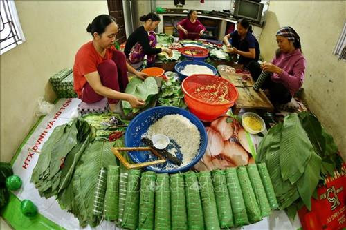 Bánh chưng Lỗ Khê nổi tiếng với vị đậm bùi của nhân bánh, vị thơm của lá dong quyện với nếp cái hoa vàng, nhất là độ rền, mịn của bánh. Ảnh: Minh Quyết – TTXVN Mỗi dịp gần tết, đơn hàng nhiều, cơ sở làm bánh chưng nhà bà Phạm Thị Lành phải thuê thêm người để gói bánh cho kịp, phục vụ khách hàng. Ảnh: Minh Quyết – TTXVN Sau khi đã ráo nước, lá dong được cắt bỏ phần cuống. Ảnh: Minh Quyết – TTXVN Gạo nếp cái hoa vàng được ngâm 1 giờ trước khi gói bánh. Ảnh: Minh Quyết – TTXVN Đậu xanh cũng được chọn lọc kỹ lưỡng và được ngâm 3 giờ trước khi gói bánh. Ảnh: Minh Quyết – TTXVN Thịt lợn làm nhân là thịt vai, tạo độ mềm và ngậy cho nhân bánh. Ảnh: Minh Quyết – TTXVN Ngoài bánh dài, còn có bánh chưng vuông được gói theo nhu cầu của khách hàng. Ảnh: Minh Quyết – TTXVN Bánh chưng được gói theo khuôn. Ảnh: Minh Quyết – TTXVN Bánh chưng làng Lỗ Khê chủ yếu là loại bánh dài. Ảnh: Minh Quyết – TTXVN Những người thợ gói bánh chưng tại hộ gia đình bà Lành (Liên Xá, Đông Anh). Ảnh: Minh Quyết – TTXVN Bánh sau khi gói xong được xếp vào nồi luộc. Những năm gần đây, nhiều hộ đã đổi dần bếp than sang bếp điện để luộc bánh. Ảnh: Minh Quyết – TTXVN Bánh chưng sẽ được luộc trong thời gian từ 6 đến 8 giờ. Ảnh: Minh Quyết – TTXVN Bánh sau khi luộc xong được xếp lên giá, chuẩn bị giao cho khách. Ảnh: Minh Quyết – TTXVN Bánh chưng Lỗ Khê nổi tiếng với vị đậm bùi của nhân bánh, vị thơm của lá dong quyện với nếp cái hoa vàng, nhất là độ rền, mịn của bánh. Ảnh: Minh Quyết – TTXVN Mỗi dịp gần tết, đơn hàng nhiều, cơ sở làm bánh chưng nhà bà Phạm Thị Lành phải thuê thêm người để gói bánh cho kịp, phục vụ khách hàng. Ảnh: Minh Quyết – TTXVN Sau khi đã ráo nước, lá dong được cắt bỏ phần cuống. Ảnh: Minh Quyết – TTXVN Gạo nếp cái hoa vàng được ngâm 1 giờ trước khi gói bánh. Ảnh: Minh Quyết – TTXVN Đậu xanh cũng được chọn lọc kỹ lưỡng và được ngâm 3 giờ trước khi gói bánh. Ảnh: Minh Quyết – TTXVN Thịt lợn làm nhân là thịt vai, tạo độ mềm và ngậy cho nhân bánh. Ảnh: Minh Quyết – TTXVN Ngoài bánh dài, còn có bánh chưng vuông được gói theo nhu cầu của khách hàng. Ảnh: Minh Quyết – TTXVN Bánh chưng được gói theo khuôn. Ảnh: Minh Quyết – TTXVN Bánh chưng làng Lỗ Khê chủ yếu là loại bánh dài. Ảnh: Minh Quyết – TTXVN Những người thợ gói bánh chưng tại hộ gia đình bà Lành (Liên Xá, Đông Anh). Ảnh: Minh Quyết – TTXVN Bánh sau khi gói xong được xếp vào nồi luộc. Những năm gần đây, nhiều hộ đã đổi dần bếp than sang bếp điện để luộc bánh. Ảnh: Minh Quyết – TTXVN Bánh chưng sẽ được luộc trong thời gian từ 6 đến 8 giờ. Ảnh: Minh Quyết – TTXVN Bánh sau khi luộc xong được xếp lên giá, chuẩn bị giao cho khách. Ảnh: Minh Quyết – TTXVN