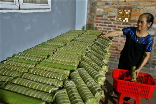 Bánh chưng Lỗ Khê nổi tiếng với vị đậm bùi của nhân bánh, vị thơm của lá dong quyện với nếp cái hoa vàng, nhất là độ rền, mịn của bánh. Ảnh: Minh Quyết – TTXVN Mỗi dịp gần tết, đơn hàng nhiều, cơ sở làm bánh chưng nhà bà Phạm Thị Lành phải thuê thêm người để gói bánh cho kịp, phục vụ khách hàng. Ảnh: Minh Quyết – TTXVN Sau khi đã ráo nước, lá dong được cắt bỏ phần cuống. Ảnh: Minh Quyết – TTXVN Gạo nếp cái hoa vàng được ngâm 1 giờ trước khi gói bánh. Ảnh: Minh Quyết – TTXVN Đậu xanh cũng được chọn lọc kỹ lưỡng và được ngâm 3 giờ trước khi gói bánh. Ảnh: Minh Quyết – TTXVN Thịt lợn làm nhân là thịt vai, tạo độ mềm và ngậy cho nhân bánh. Ảnh: Minh Quyết – TTXVN Ngoài bánh dài, còn có bánh chưng vuông được gói theo nhu cầu của khách hàng. Ảnh: Minh Quyết – TTXVN Bánh chưng được gói theo khuôn. Ảnh: Minh Quyết – TTXVN Bánh chưng làng Lỗ Khê chủ yếu là loại bánh dài. Ảnh: Minh Quyết – TTXVN Những người thợ gói bánh chưng tại hộ gia đình bà Lành (Liên Xá, Đông Anh). Ảnh: Minh Quyết – TTXVN Bánh sau khi gói xong được xếp vào nồi luộc. Những năm gần đây, nhiều hộ đã đổi dần bếp than sang bếp điện để luộc bánh. Ảnh: Minh Quyết – TTXVN Bánh chưng sẽ được luộc trong thời gian từ 6 đến 8 giờ. Ảnh: Minh Quyết – TTXVN Bánh sau khi luộc xong được xếp lên giá, chuẩn bị giao cho khách. Ảnh: Minh Quyết – TTXVN Bánh chưng Lỗ Khê nổi tiếng với vị đậm bùi của nhân bánh, vị thơm của lá dong quyện với nếp cái hoa vàng, nhất là độ rền, mịn của bánh. Ảnh: Minh Quyết – TTXVN Mỗi dịp gần tết, đơn hàng nhiều, cơ sở làm bánh chưng nhà bà Phạm Thị Lành phải thuê thêm người để gói bánh cho kịp, phục vụ khách hàng. Ảnh: Minh Quyết – TTXVN Sau khi đã ráo nước, lá dong được cắt bỏ phần cuống. Ảnh: Minh Quyết – TTXVN Gạo nếp cái hoa vàng được ngâm 1 giờ trước khi gói bánh. Ảnh: Minh Quyết – TTXVN Đậu xanh cũng được chọn lọc kỹ lưỡng và được ngâm 3 giờ trước khi gói bánh. Ảnh: Minh Quyết – TTXVN Thịt lợn làm nhân là thịt vai, tạo độ mềm và ngậy cho nhân bánh. Ảnh: Minh Quyết – TTXVN Ngoài bánh dài, còn có bánh chưng vuông được gói theo nhu cầu của khách hàng. Ảnh: Minh Quyết – TTXVN Bánh chưng được gói theo khuôn. Ảnh: Minh Quyết – TTXVN Bánh chưng làng Lỗ Khê chủ yếu là loại bánh dài. Ảnh: Minh Quyết – TTXVN Những người thợ gói bánh chưng tại hộ gia đình bà Lành (Liên Xá, Đông Anh). Ảnh: Minh Quyết – TTXVN Bánh sau khi gói xong được xếp vào nồi luộc. Những năm gần đây, nhiều hộ đã đổi dần bếp than sang bếp điện để luộc bánh. Ảnh: Minh Quyết – TTXVN Bánh chưng sẽ được luộc trong thời gian từ 6 đến 8 giờ. Ảnh: Minh Quyết – TTXVN Bánh sau khi luộc xong được xếp lên giá, chuẩn bị giao cho khách. Ảnh: Minh Quyết – TTXVN