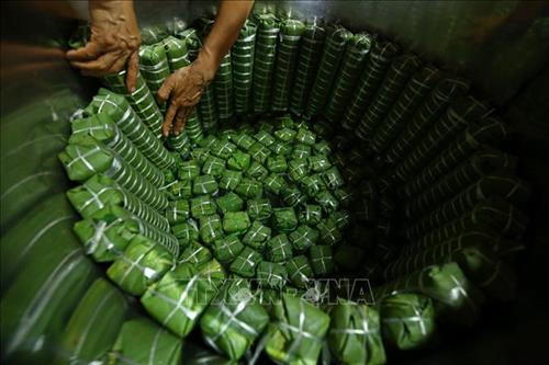 Bánh chưng Lỗ Khê nổi tiếng với vị đậm bùi của nhân bánh, vị thơm của lá dong quyện với nếp cái hoa vàng, nhất là độ rền, mịn của bánh. Ảnh: Minh Quyết – TTXVN Mỗi dịp gần tết, đơn hàng nhiều, cơ sở làm bánh chưng nhà bà Phạm Thị Lành phải thuê thêm người để gói bánh cho kịp, phục vụ khách hàng. Ảnh: Minh Quyết – TTXVN Sau khi đã ráo nước, lá dong được cắt bỏ phần cuống. Ảnh: Minh Quyết – TTXVN Gạo nếp cái hoa vàng được ngâm 1 giờ trước khi gói bánh. Ảnh: Minh Quyết – TTXVN Đậu xanh cũng được chọn lọc kỹ lưỡng và được ngâm 3 giờ trước khi gói bánh. Ảnh: Minh Quyết – TTXVN Thịt lợn làm nhân là thịt vai, tạo độ mềm và ngậy cho nhân bánh. Ảnh: Minh Quyết – TTXVN Ngoài bánh dài, còn có bánh chưng vuông được gói theo nhu cầu của khách hàng. Ảnh: Minh Quyết – TTXVN Bánh chưng được gói theo khuôn. Ảnh: Minh Quyết – TTXVN Bánh chưng làng Lỗ Khê chủ yếu là loại bánh dài. Ảnh: Minh Quyết – TTXVN Những người thợ gói bánh chưng tại hộ gia đình bà Lành (Liên Xá, Đông Anh). Ảnh: Minh Quyết – TTXVN Bánh sau khi gói xong được xếp vào nồi luộc. Những năm gần đây, nhiều hộ đã đổi dần bếp than sang bếp điện để luộc bánh. Ảnh: Minh Quyết – TTXVN Bánh chưng sẽ được luộc trong thời gian từ 6 đến 8 giờ. Ảnh: Minh Quyết – TTXVN Bánh sau khi luộc xong được xếp lên giá, chuẩn bị giao cho khách. Ảnh: Minh Quyết – TTXVN Bánh chưng Lỗ Khê nổi tiếng với vị đậm bùi của nhân bánh, vị thơm của lá dong quyện với nếp cái hoa vàng, nhất là độ rền, mịn của bánh. Ảnh: Minh Quyết – TTXVN Mỗi dịp gần tết, đơn hàng nhiều, cơ sở làm bánh chưng nhà bà Phạm Thị Lành phải thuê thêm người để gói bánh cho kịp, phục vụ khách hàng. Ảnh: Minh Quyết – TTXVN Sau khi đã ráo nước, lá dong được cắt bỏ phần cuống. Ảnh: Minh Quyết – TTXVN Gạo nếp cái hoa vàng được ngâm 1 giờ trước khi gói bánh. Ảnh: Minh Quyết – TTXVN Đậu xanh cũng được chọn lọc kỹ lưỡng và được ngâm 3 giờ trước khi gói bánh. Ảnh: Minh Quyết – TTXVN Thịt lợn làm nhân là thịt vai, tạo độ mềm và ngậy cho nhân bánh. Ảnh: Minh Quyết – TTXVN Ngoài bánh dài, còn có bánh chưng vuông được gói theo nhu cầu của khách hàng. Ảnh: Minh Quyết – TTXVN Bánh chưng được gói theo khuôn. Ảnh: Minh Quyết – TTXVN Bánh chưng làng Lỗ Khê chủ yếu là loại bánh dài. Ảnh: Minh Quyết – TTXVN Những người thợ gói bánh chưng tại hộ gia đình bà Lành (Liên Xá, Đông Anh). Ảnh: Minh Quyết – TTXVN Bánh sau khi gói xong được xếp vào nồi luộc. Những năm gần đây, nhiều hộ đã đổi dần bếp than sang bếp điện để luộc bánh. Ảnh: Minh Quyết – TTXVN Bánh chưng sẽ được luộc trong thời gian từ 6 đến 8 giờ. Ảnh: Minh Quyết – TTXVN Bánh sau khi luộc xong được xếp lên giá, chuẩn bị giao cho khách. Ảnh: Minh Quyết – TTXVN