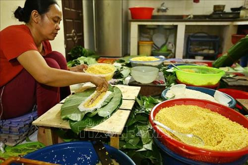 Bánh chưng Lỗ Khê nổi tiếng với vị đậm bùi của nhân bánh, vị thơm của lá dong quyện với nếp cái hoa vàng, nhất là độ rền, mịn của bánh. Ảnh: Minh Quyết – TTXVN Mỗi dịp gần tết, đơn hàng nhiều, cơ sở làm bánh chưng nhà bà Phạm Thị Lành phải thuê thêm người để gói bánh cho kịp, phục vụ khách hàng. Ảnh: Minh Quyết – TTXVN Sau khi đã ráo nước, lá dong được cắt bỏ phần cuống. Ảnh: Minh Quyết – TTXVN Gạo nếp cái hoa vàng được ngâm 1 giờ trước khi gói bánh. Ảnh: Minh Quyết – TTXVN Đậu xanh cũng được chọn lọc kỹ lưỡng và được ngâm 3 giờ trước khi gói bánh. Ảnh: Minh Quyết – TTXVN Thịt lợn làm nhân là thịt vai, tạo độ mềm và ngậy cho nhân bánh. Ảnh: Minh Quyết – TTXVN Ngoài bánh dài, còn có bánh chưng vuông được gói theo nhu cầu của khách hàng. Ảnh: Minh Quyết – TTXVN Bánh chưng được gói theo khuôn. Ảnh: Minh Quyết – TTXVN Bánh chưng làng Lỗ Khê chủ yếu là loại bánh dài. Ảnh: Minh Quyết – TTXVN Những người thợ gói bánh chưng tại hộ gia đình bà Lành (Liên Xá, Đông Anh). Ảnh: Minh Quyết – TTXVN Bánh sau khi gói xong được xếp vào nồi luộc. Những năm gần đây, nhiều hộ đã đổi dần bếp than sang bếp điện để luộc bánh. Ảnh: Minh Quyết – TTXVN Bánh chưng sẽ được luộc trong thời gian từ 6 đến 8 giờ. Ảnh: Minh Quyết – TTXVN Bánh sau khi luộc xong được xếp lên giá, chuẩn bị giao cho khách. Ảnh: Minh Quyết – TTXVN Bánh chưng Lỗ Khê nổi tiếng với vị đậm bùi của nhân bánh, vị thơm của lá dong quyện với nếp cái hoa vàng, nhất là độ rền, mịn của bánh. Ảnh: Minh Quyết – TTXVN Mỗi dịp gần tết, đơn hàng nhiều, cơ sở làm bánh chưng nhà bà Phạm Thị Lành phải thuê thêm người để gói bánh cho kịp, phục vụ khách hàng. Ảnh: Minh Quyết – TTXVN Sau khi đã ráo nước, lá dong được cắt bỏ phần cuống. Ảnh: Minh Quyết – TTXVN Gạo nếp cái hoa vàng được ngâm 1 giờ trước khi gói bánh. Ảnh: Minh Quyết – TTXVN Đậu xanh cũng được chọn lọc kỹ lưỡng và được ngâm 3 giờ trước khi gói bánh. Ảnh: Minh Quyết – TTXVN Thịt lợn làm nhân là thịt vai, tạo độ mềm và ngậy cho nhân bánh. Ảnh: Minh Quyết – TTXVN Ngoài bánh dài, còn có bánh chưng vuông được gói theo nhu cầu của khách hàng. Ảnh: Minh Quyết – TTXVN Bánh chưng được gói theo khuôn. Ảnh: Minh Quyết – TTXVN Bánh chưng làng Lỗ Khê chủ yếu là loại bánh dài. Ảnh: Minh Quyết – TTXVN Những người thợ gói bánh chưng tại hộ gia đình bà Lành (Liên Xá, Đông Anh). Ảnh: Minh Quyết – TTXVN Bánh sau khi gói xong được xếp vào nồi luộc. Những năm gần đây, nhiều hộ đã đổi dần bếp than sang bếp điện để luộc bánh. Ảnh: Minh Quyết – TTXVN Bánh chưng sẽ được luộc trong thời gian từ 6 đến 8 giờ. Ảnh: Minh Quyết – TTXVN Bánh sau khi luộc xong được xếp lên giá, chuẩn bị giao cho khách. Ảnh: Minh Quyết – TTXVN