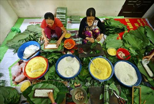 Bánh chưng Lỗ Khê nổi tiếng với vị đậm bùi của nhân bánh, vị thơm của lá dong quyện với nếp cái hoa vàng, nhất là độ rền, mịn của bánh. Ảnh: Minh Quyết – TTXVN Mỗi dịp gần tết, đơn hàng nhiều, cơ sở làm bánh chưng nhà bà Phạm Thị Lành phải thuê thêm người để gói bánh cho kịp, phục vụ khách hàng. Ảnh: Minh Quyết – TTXVN Sau khi đã ráo nước, lá dong được cắt bỏ phần cuống. Ảnh: Minh Quyết – TTXVN Gạo nếp cái hoa vàng được ngâm 1 giờ trước khi gói bánh. Ảnh: Minh Quyết – TTXVN Đậu xanh cũng được chọn lọc kỹ lưỡng và được ngâm 3 giờ trước khi gói bánh. Ảnh: Minh Quyết – TTXVN Thịt lợn làm nhân là thịt vai, tạo độ mềm và ngậy cho nhân bánh. Ảnh: Minh Quyết – TTXVN Ngoài bánh dài, còn có bánh chưng vuông được gói theo nhu cầu của khách hàng. Ảnh: Minh Quyết – TTXVN Bánh chưng được gói theo khuôn. Ảnh: Minh Quyết – TTXVN Bánh chưng làng Lỗ Khê chủ yếu là loại bánh dài. Ảnh: Minh Quyết – TTXVN Những người thợ gói bánh chưng tại hộ gia đình bà Lành (Liên Xá, Đông Anh). Ảnh: Minh Quyết – TTXVN Bánh sau khi gói xong được xếp vào nồi luộc. Những năm gần đây, nhiều hộ đã đổi dần bếp than sang bếp điện để luộc bánh. Ảnh: Minh Quyết – TTXVN Bánh chưng sẽ được luộc trong thời gian từ 6 đến 8 giờ. Ảnh: Minh Quyết – TTXVN Bánh sau khi luộc xong được xếp lên giá, chuẩn bị giao cho khách. Ảnh: Minh Quyết – TTXVN Bánh chưng Lỗ Khê nổi tiếng với vị đậm bùi của nhân bánh, vị thơm của lá dong quyện với nếp cái hoa vàng, nhất là độ rền, mịn của bánh. Ảnh: Minh Quyết – TTXVN Mỗi dịp gần tết, đơn hàng nhiều, cơ sở làm bánh chưng nhà bà Phạm Thị Lành phải thuê thêm người để gói bánh cho kịp, phục vụ khách hàng. Ảnh: Minh Quyết – TTXVN Sau khi đã ráo nước, lá dong được cắt bỏ phần cuống. Ảnh: Minh Quyết – TTXVN Gạo nếp cái hoa vàng được ngâm 1 giờ trước khi gói bánh. Ảnh: Minh Quyết – TTXVN Đậu xanh cũng được chọn lọc kỹ lưỡng và được ngâm 3 giờ trước khi gói bánh. Ảnh: Minh Quyết – TTXVN Thịt lợn làm nhân là thịt vai, tạo độ mềm và ngậy cho nhân bánh. Ảnh: Minh Quyết – TTXVN Ngoài bánh dài, còn có bánh chưng vuông được gói theo nhu cầu của khách hàng. Ảnh: Minh Quyết – TTXVN Bánh chưng được gói theo khuôn. Ảnh: Minh Quyết – TTXVN Bánh chưng làng Lỗ Khê chủ yếu là loại bánh dài. Ảnh: Minh Quyết – TTXVN Những người thợ gói bánh chưng tại hộ gia đình bà Lành (Liên Xá, Đông Anh). Ảnh: Minh Quyết – TTXVN Bánh sau khi gói xong được xếp vào nồi luộc. Những năm gần đây, nhiều hộ đã đổi dần bếp than sang bếp điện để luộc bánh. Ảnh: Minh Quyết – TTXVN Bánh chưng sẽ được luộc trong thời gian từ 6 đến 8 giờ. Ảnh: Minh Quyết – TTXVN Bánh sau khi luộc xong được xếp lên giá, chuẩn bị giao cho khách. Ảnh: Minh Quyết – TTXVN