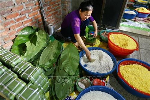 Bánh chưng Lỗ Khê nổi tiếng với vị đậm bùi của nhân bánh, vị thơm của lá dong quyện với nếp cái hoa vàng, nhất là độ rền, mịn của bánh. Ảnh: Minh Quyết – TTXVN Mỗi dịp gần tết, đơn hàng nhiều, cơ sở làm bánh chưng nhà bà Phạm Thị Lành phải thuê thêm người để gói bánh cho kịp, phục vụ khách hàng. Ảnh: Minh Quyết – TTXVN Sau khi đã ráo nước, lá dong được cắt bỏ phần cuống. Ảnh: Minh Quyết – TTXVN Gạo nếp cái hoa vàng được ngâm 1 giờ trước khi gói bánh. Ảnh: Minh Quyết – TTXVN Đậu xanh cũng được chọn lọc kỹ lưỡng và được ngâm 3 giờ trước khi gói bánh. Ảnh: Minh Quyết – TTXVN Thịt lợn làm nhân là thịt vai, tạo độ mềm và ngậy cho nhân bánh. Ảnh: Minh Quyết – TTXVN Ngoài bánh dài, còn có bánh chưng vuông được gói theo nhu cầu của khách hàng. Ảnh: Minh Quyết – TTXVN Bánh chưng được gói theo khuôn. Ảnh: Minh Quyết – TTXVN Bánh chưng làng Lỗ Khê chủ yếu là loại bánh dài. Ảnh: Minh Quyết – TTXVN Những người thợ gói bánh chưng tại hộ gia đình bà Lành (Liên Xá, Đông Anh). Ảnh: Minh Quyết – TTXVN Bánh sau khi gói xong được xếp vào nồi luộc. Những năm gần đây, nhiều hộ đã đổi dần bếp than sang bếp điện để luộc bánh. Ảnh: Minh Quyết – TTXVN Bánh chưng sẽ được luộc trong thời gian từ 6 đến 8 giờ. Ảnh: Minh Quyết – TTXVN Bánh sau khi luộc xong được xếp lên giá, chuẩn bị giao cho khách. Ảnh: Minh Quyết – TTXVN Bánh chưng Lỗ Khê nổi tiếng với vị đậm bùi của nhân bánh, vị thơm của lá dong quyện với nếp cái hoa vàng, nhất là độ rền, mịn của bánh. Ảnh: Minh Quyết – TTXVN Mỗi dịp gần tết, đơn hàng nhiều, cơ sở làm bánh chưng nhà bà Phạm Thị Lành phải thuê thêm người để gói bánh cho kịp, phục vụ khách hàng. Ảnh: Minh Quyết – TTXVN Sau khi đã ráo nước, lá dong được cắt bỏ phần cuống. Ảnh: Minh Quyết – TTXVN Gạo nếp cái hoa vàng được ngâm 1 giờ trước khi gói bánh. Ảnh: Minh Quyết – TTXVN Đậu xanh cũng được chọn lọc kỹ lưỡng và được ngâm 3 giờ trước khi gói bánh. Ảnh: Minh Quyết – TTXVN Thịt lợn làm nhân là thịt vai, tạo độ mềm và ngậy cho nhân bánh. Ảnh: Minh Quyết – TTXVN Ngoài bánh dài, còn có bánh chưng vuông được gói theo nhu cầu của khách hàng. Ảnh: Minh Quyết – TTXVN Bánh chưng được gói theo khuôn. Ảnh: Minh Quyết – TTXVN Bánh chưng làng Lỗ Khê chủ yếu là loại bánh dài. Ảnh: Minh Quyết – TTXVN Những người thợ gói bánh chưng tại hộ gia đình bà Lành (Liên Xá, Đông Anh). Ảnh: Minh Quyết – TTXVN Bánh sau khi gói xong được xếp vào nồi luộc. Những năm gần đây, nhiều hộ đã đổi dần bếp than sang bếp điện để luộc bánh. Ảnh: Minh Quyết – TTXVN Bánh chưng sẽ được luộc trong thời gian từ 6 đến 8 giờ. Ảnh: Minh Quyết – TTXVN Bánh sau khi luộc xong được xếp lên giá, chuẩn bị giao cho khách. Ảnh: Minh Quyết – TTXVN