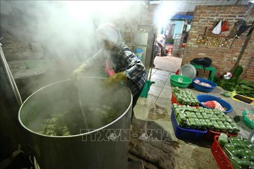 Bánh chưng Lỗ Khê nổi tiếng với vị đậm bùi của nhân bánh, vị thơm của lá dong quyện với nếp cái hoa vàng, nhất là độ rền, mịn của bánh. Ảnh: Minh Quyết – TTXVN Mỗi dịp gần tết, đơn hàng nhiều, cơ sở làm bánh chưng nhà bà Phạm Thị Lành phải thuê thêm người để gói bánh cho kịp, phục vụ khách hàng. Ảnh: Minh Quyết – TTXVN Sau khi đã ráo nước, lá dong được cắt bỏ phần cuống. Ảnh: Minh Quyết – TTXVN Gạo nếp cái hoa vàng được ngâm 1 giờ trước khi gói bánh. Ảnh: Minh Quyết – TTXVN Đậu xanh cũng được chọn lọc kỹ lưỡng và được ngâm 3 giờ trước khi gói bánh. Ảnh: Minh Quyết – TTXVN Thịt lợn làm nhân là thịt vai, tạo độ mềm và ngậy cho nhân bánh. Ảnh: Minh Quyết – TTXVN Ngoài bánh dài, còn có bánh chưng vuông được gói theo nhu cầu của khách hàng. Ảnh: Minh Quyết – TTXVN Bánh chưng được gói theo khuôn. Ảnh: Minh Quyết – TTXVN Bánh chưng làng Lỗ Khê chủ yếu là loại bánh dài. Ảnh: Minh Quyết – TTXVN Những người thợ gói bánh chưng tại hộ gia đình bà Lành (Liên Xá, Đông Anh). Ảnh: Minh Quyết – TTXVN Bánh sau khi gói xong được xếp vào nồi luộc. Những năm gần đây, nhiều hộ đã đổi dần bếp than sang bếp điện để luộc bánh. Ảnh: Minh Quyết – TTXVN Bánh chưng sẽ được luộc trong thời gian từ 6 đến 8 giờ. Ảnh: Minh Quyết – TTXVN Bánh sau khi luộc xong được xếp lên giá, chuẩn bị giao cho khách. Ảnh: Minh Quyết – TTXVN Bánh chưng Lỗ Khê nổi tiếng với vị đậm bùi của nhân bánh, vị thơm của lá dong quyện với nếp cái hoa vàng, nhất là độ rền, mịn của bánh. Ảnh: Minh Quyết – TTXVN Mỗi dịp gần tết, đơn hàng nhiều, cơ sở làm bánh chưng nhà bà Phạm Thị Lành phải thuê thêm người để gói bánh cho kịp, phục vụ khách hàng. Ảnh: Minh Quyết – TTXVN Sau khi đã ráo nước, lá dong được cắt bỏ phần cuống. Ảnh: Minh Quyết – TTXVN Gạo nếp cái hoa vàng được ngâm 1 giờ trước khi gói bánh. Ảnh: Minh Quyết – TTXVN Đậu xanh cũng được chọn lọc kỹ lưỡng và được ngâm 3 giờ trước khi gói bánh. Ảnh: Minh Quyết – TTXVN Thịt lợn làm nhân là thịt vai, tạo độ mềm và ngậy cho nhân bánh. Ảnh: Minh Quyết – TTXVN Ngoài bánh dài, còn có bánh chưng vuông được gói theo nhu cầu của khách hàng. Ảnh: Minh Quyết – TTXVN Bánh chưng được gói theo khuôn. Ảnh: Minh Quyết – TTXVN Bánh chưng làng Lỗ Khê chủ yếu là loại bánh dài. Ảnh: Minh Quyết – TTXVN Những người thợ gói bánh chưng tại hộ gia đình bà Lành (Liên Xá, Đông Anh). Ảnh: Minh Quyết – TTXVN Bánh sau khi gói xong được xếp vào nồi luộc. Những năm gần đây, nhiều hộ đã đổi dần bếp than sang bếp điện để luộc bánh. Ảnh: Minh Quyết – TTXVN Bánh chưng sẽ được luộc trong thời gian từ 6 đến 8 giờ. Ảnh: Minh Quyết – TTXVN Bánh sau khi luộc xong được xếp lên giá, chuẩn bị giao cho khách. Ảnh: Minh Quyết – TTXVN