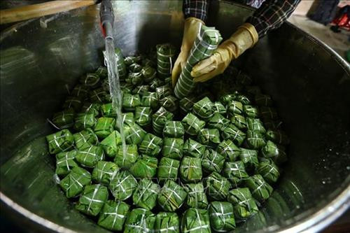 Bánh chưng Lỗ Khê nổi tiếng với vị đậm bùi của nhân bánh, vị thơm của lá dong quyện với nếp cái hoa vàng, nhất là độ rền, mịn của bánh. Ảnh: Minh Quyết – TTXVN Mỗi dịp gần tết, đơn hàng nhiều, cơ sở làm bánh chưng nhà bà Phạm Thị Lành phải thuê thêm người để gói bánh cho kịp, phục vụ khách hàng. Ảnh: Minh Quyết – TTXVN Sau khi đã ráo nước, lá dong được cắt bỏ phần cuống. Ảnh: Minh Quyết – TTXVN Gạo nếp cái hoa vàng được ngâm 1 giờ trước khi gói bánh. Ảnh: Minh Quyết – TTXVN Đậu xanh cũng được chọn lọc kỹ lưỡng và được ngâm 3 giờ trước khi gói bánh. Ảnh: Minh Quyết – TTXVN Thịt lợn làm nhân là thịt vai, tạo độ mềm và ngậy cho nhân bánh. Ảnh: Minh Quyết – TTXVN Ngoài bánh dài, còn có bánh chưng vuông được gói theo nhu cầu của khách hàng. Ảnh: Minh Quyết – TTXVN Bánh chưng được gói theo khuôn. Ảnh: Minh Quyết – TTXVN Bánh chưng làng Lỗ Khê chủ yếu là loại bánh dài. Ảnh: Minh Quyết – TTXVN Những người thợ gói bánh chưng tại hộ gia đình bà Lành (Liên Xá, Đông Anh). Ảnh: Minh Quyết – TTXVN Bánh sau khi gói xong được xếp vào nồi luộc. Những năm gần đây, nhiều hộ đã đổi dần bếp than sang bếp điện để luộc bánh. Ảnh: Minh Quyết – TTXVN Bánh chưng sẽ được luộc trong thời gian từ 6 đến 8 giờ. Ảnh: Minh Quyết – TTXVN Bánh sau khi luộc xong được xếp lên giá, chuẩn bị giao cho khách. Ảnh: Minh Quyết – TTXVN Bánh chưng Lỗ Khê nổi tiếng với vị đậm bùi của nhân bánh, vị thơm của lá dong quyện với nếp cái hoa vàng, nhất là độ rền, mịn của bánh. Ảnh: Minh Quyết – TTXVN Mỗi dịp gần tết, đơn hàng nhiều, cơ sở làm bánh chưng nhà bà Phạm Thị Lành phải thuê thêm người để gói bánh cho kịp, phục vụ khách hàng. Ảnh: Minh Quyết – TTXVN Sau khi đã ráo nước, lá dong được cắt bỏ phần cuống. Ảnh: Minh Quyết – TTXVN Gạo nếp cái hoa vàng được ngâm 1 giờ trước khi gói bánh. Ảnh: Minh Quyết – TTXVN Đậu xanh cũng được chọn lọc kỹ lưỡng và được ngâm 3 giờ trước khi gói bánh. Ảnh: Minh Quyết – TTXVN Thịt lợn làm nhân là thịt vai, tạo độ mềm và ngậy cho nhân bánh. Ảnh: Minh Quyết – TTXVN Ngoài bánh dài, còn có bánh chưng vuông được gói theo nhu cầu của khách hàng. Ảnh: Minh Quyết – TTXVN Bánh chưng được gói theo khuôn. Ảnh: Minh Quyết – TTXVN Bánh chưng làng Lỗ Khê chủ yếu là loại bánh dài. Ảnh: Minh Quyết – TTXVN Những người thợ gói bánh chưng tại hộ gia đình bà Lành (Liên Xá, Đông Anh). Ảnh: Minh Quyết – TTXVN Bánh sau khi gói xong được xếp vào nồi luộc. Những năm gần đây, nhiều hộ đã đổi dần bếp than sang bếp điện để luộc bánh. Ảnh: Minh Quyết – TTXVN Bánh chưng sẽ được luộc trong thời gian từ 6 đến 8 giờ. Ảnh: Minh Quyết – TTXVN Bánh sau khi luộc xong được xếp lên giá, chuẩn bị giao cho khách. Ảnh: Minh Quyết – TTXVN