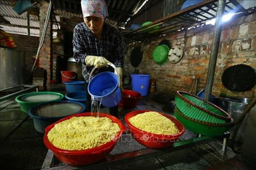 Bánh chưng Lỗ Khê nổi tiếng với vị đậm bùi của nhân bánh, vị thơm của lá dong quyện với nếp cái hoa vàng, nhất là độ rền, mịn của bánh. Ảnh: Minh Quyết – TTXVN Mỗi dịp gần tết, đơn hàng nhiều, cơ sở làm bánh chưng nhà bà Phạm Thị Lành phải thuê thêm người để gói bánh cho kịp, phục vụ khách hàng. Ảnh: Minh Quyết – TTXVN Sau khi đã ráo nước, lá dong được cắt bỏ phần cuống. Ảnh: Minh Quyết – TTXVN Gạo nếp cái hoa vàng được ngâm 1 giờ trước khi gói bánh. Ảnh: Minh Quyết – TTXVN Đậu xanh cũng được chọn lọc kỹ lưỡng và được ngâm 3 giờ trước khi gói bánh. Ảnh: Minh Quyết – TTXVN Thịt lợn làm nhân là thịt vai, tạo độ mềm và ngậy cho nhân bánh. Ảnh: Minh Quyết – TTXVN Ngoài bánh dài, còn có bánh chưng vuông được gói theo nhu cầu của khách hàng. Ảnh: Minh Quyết – TTXVN Bánh chưng được gói theo khuôn. Ảnh: Minh Quyết – TTXVN Bánh chưng làng Lỗ Khê chủ yếu là loại bánh dài. Ảnh: Minh Quyết – TTXVN Những người thợ gói bánh chưng tại hộ gia đình bà Lành (Liên Xá, Đông Anh). Ảnh: Minh Quyết – TTXVN Bánh sau khi gói xong được xếp vào nồi luộc. Những năm gần đây, nhiều hộ đã đổi dần bếp than sang bếp điện để luộc bánh. Ảnh: Minh Quyết – TTXVN Bánh chưng sẽ được luộc trong thời gian từ 6 đến 8 giờ. Ảnh: Minh Quyết – TTXVN Bánh sau khi luộc xong được xếp lên giá, chuẩn bị giao cho khách. Ảnh: Minh Quyết – TTXVN Bánh chưng Lỗ Khê nổi tiếng với vị đậm bùi của nhân bánh, vị thơm của lá dong quyện với nếp cái hoa vàng, nhất là độ rền, mịn của bánh. Ảnh: Minh Quyết – TTXVN Mỗi dịp gần tết, đơn hàng nhiều, cơ sở làm bánh chưng nhà bà Phạm Thị Lành phải thuê thêm người để gói bánh cho kịp, phục vụ khách hàng. Ảnh: Minh Quyết – TTXVN Sau khi đã ráo nước, lá dong được cắt bỏ phần cuống. Ảnh: Minh Quyết – TTXVN Gạo nếp cái hoa vàng được ngâm 1 giờ trước khi gói bánh. Ảnh: Minh Quyết – TTXVN Đậu xanh cũng được chọn lọc kỹ lưỡng và được ngâm 3 giờ trước khi gói bánh. Ảnh: Minh Quyết – TTXVN Thịt lợn làm nhân là thịt vai, tạo độ mềm và ngậy cho nhân bánh. Ảnh: Minh Quyết – TTXVN Ngoài bánh dài, còn có bánh chưng vuông được gói theo nhu cầu của khách hàng. Ảnh: Minh Quyết – TTXVN Bánh chưng được gói theo khuôn. Ảnh: Minh Quyết – TTXVN Bánh chưng làng Lỗ Khê chủ yếu là loại bánh dài. Ảnh: Minh Quyết – TTXVN Những người thợ gói bánh chưng tại hộ gia đình bà Lành (Liên Xá, Đông Anh). Ảnh: Minh Quyết – TTXVN Bánh sau khi gói xong được xếp vào nồi luộc. Những năm gần đây, nhiều hộ đã đổi dần bếp than sang bếp điện để luộc bánh. Ảnh: Minh Quyết – TTXVN Bánh chưng sẽ được luộc trong thời gian từ 6 đến 8 giờ. Ảnh: Minh Quyết – TTXVN Bánh sau khi luộc xong được xếp lên giá, chuẩn bị giao cho khách. Ảnh: Minh Quyết – TTXVN