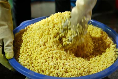 Bánh chưng Lỗ Khê nổi tiếng với vị đậm bùi của nhân bánh, vị thơm của lá dong quyện với nếp cái hoa vàng, nhất là độ rền, mịn của bánh. Ảnh: Minh Quyết – TTXVN Mỗi dịp gần tết, đơn hàng nhiều, cơ sở làm bánh chưng nhà bà Phạm Thị Lành phải thuê thêm người để gói bánh cho kịp, phục vụ khách hàng. Ảnh: Minh Quyết – TTXVN Sau khi đã ráo nước, lá dong được cắt bỏ phần cuống. Ảnh: Minh Quyết – TTXVN Gạo nếp cái hoa vàng được ngâm 1 giờ trước khi gói bánh. Ảnh: Minh Quyết – TTXVN Đậu xanh cũng được chọn lọc kỹ lưỡng và được ngâm 3 giờ trước khi gói bánh. Ảnh: Minh Quyết – TTXVN Thịt lợn làm nhân là thịt vai, tạo độ mềm và ngậy cho nhân bánh. Ảnh: Minh Quyết – TTXVN Ngoài bánh dài, còn có bánh chưng vuông được gói theo nhu cầu của khách hàng. Ảnh: Minh Quyết – TTXVN Bánh chưng được gói theo khuôn. Ảnh: Minh Quyết – TTXVN Bánh chưng làng Lỗ Khê chủ yếu là loại bánh dài. Ảnh: Minh Quyết – TTXVN Những người thợ gói bánh chưng tại hộ gia đình bà Lành (Liên Xá, Đông Anh). Ảnh: Minh Quyết – TTXVN Bánh sau khi gói xong được xếp vào nồi luộc. Những năm gần đây, nhiều hộ đã đổi dần bếp than sang bếp điện để luộc bánh. Ảnh: Minh Quyết – TTXVN Bánh chưng sẽ được luộc trong thời gian từ 6 đến 8 giờ. Ảnh: Minh Quyết – TTXVN Bánh sau khi luộc xong được xếp lên giá, chuẩn bị giao cho khách. Ảnh: Minh Quyết – TTXVN Bánh chưng Lỗ Khê nổi tiếng với vị đậm bùi của nhân bánh, vị thơm của lá dong quyện với nếp cái hoa vàng, nhất là độ rền, mịn của bánh. Ảnh: Minh Quyết – TTXVN Mỗi dịp gần tết, đơn hàng nhiều, cơ sở làm bánh chưng nhà bà Phạm Thị Lành phải thuê thêm người để gói bánh cho kịp, phục vụ khách hàng. Ảnh: Minh Quyết – TTXVN Sau khi đã ráo nước, lá dong được cắt bỏ phần cuống. Ảnh: Minh Quyết – TTXVN Gạo nếp cái hoa vàng được ngâm 1 giờ trước khi gói bánh. Ảnh: Minh Quyết – TTXVN Đậu xanh cũng được chọn lọc kỹ lưỡng và được ngâm 3 giờ trước khi gói bánh. Ảnh: Minh Quyết – TTXVN Thịt lợn làm nhân là thịt vai, tạo độ mềm và ngậy cho nhân bánh. Ảnh: Minh Quyết – TTXVN Ngoài bánh dài, còn có bánh chưng vuông được gói theo nhu cầu của khách hàng. Ảnh: Minh Quyết – TTXVN Bánh chưng được gói theo khuôn. Ảnh: Minh Quyết – TTXVN Bánh chưng làng Lỗ Khê chủ yếu là loại bánh dài. Ảnh: Minh Quyết – TTXVN Những người thợ gói bánh chưng tại hộ gia đình bà Lành (Liên Xá, Đông Anh). Ảnh: Minh Quyết – TTXVN Bánh sau khi gói xong được xếp vào nồi luộc. Những năm gần đây, nhiều hộ đã đổi dần bếp than sang bếp điện để luộc bánh. Ảnh: Minh Quyết – TTXVN Bánh chưng sẽ được luộc trong thời gian từ 6 đến 8 giờ. Ảnh: Minh Quyết – TTXVN Bánh sau khi luộc xong được xếp lên giá, chuẩn bị giao cho khách. Ảnh: Minh Quyết – TTXVN